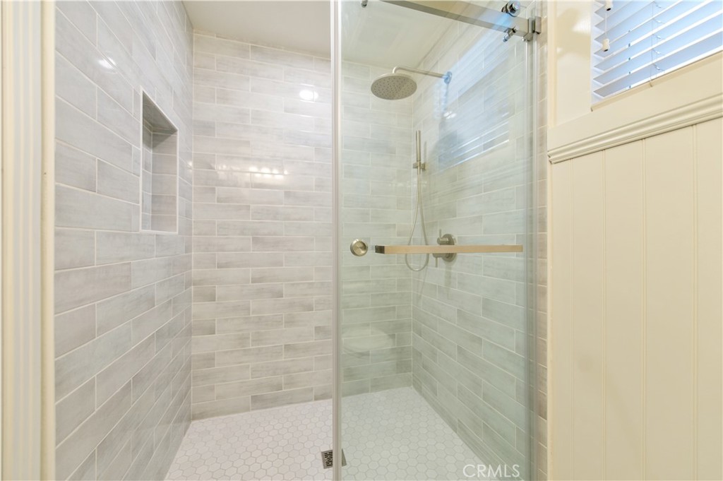 Residential Lease for rent at 1320 Sun Dial, Tustin CA featuring 5 beds and 4 baths