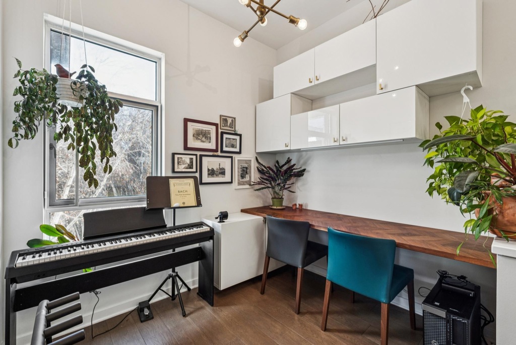 Residential for sale at 9 Ealing Ln, Oakland CA featuring 1 bed and 1 bath