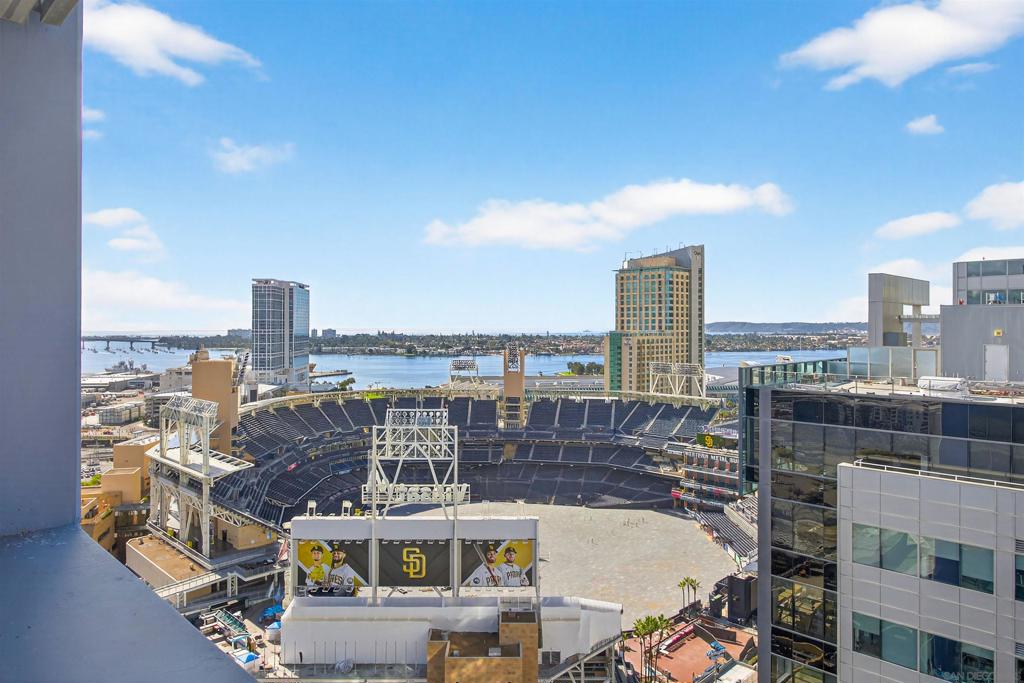 Residential Lease for rent at 321 10Th Ave 2204, San Diego, San Diego County CA featuring 2 beds and 2 baths