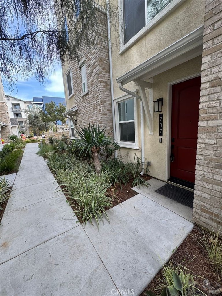 Residential Lease for rent at 707 S Mosaic, Anaheim CA featuring 3 beds and 3 baths