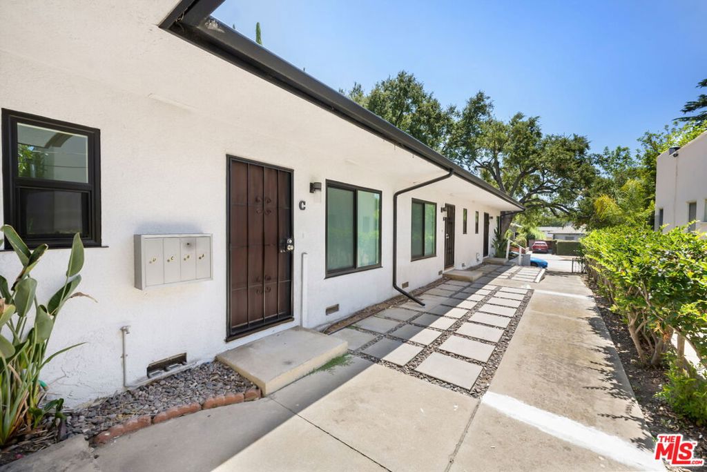Residential Lease for rent at 2007 E Villa Street A, Pasadena, Los Angeles County CA featuring 1 bed and 1 bath