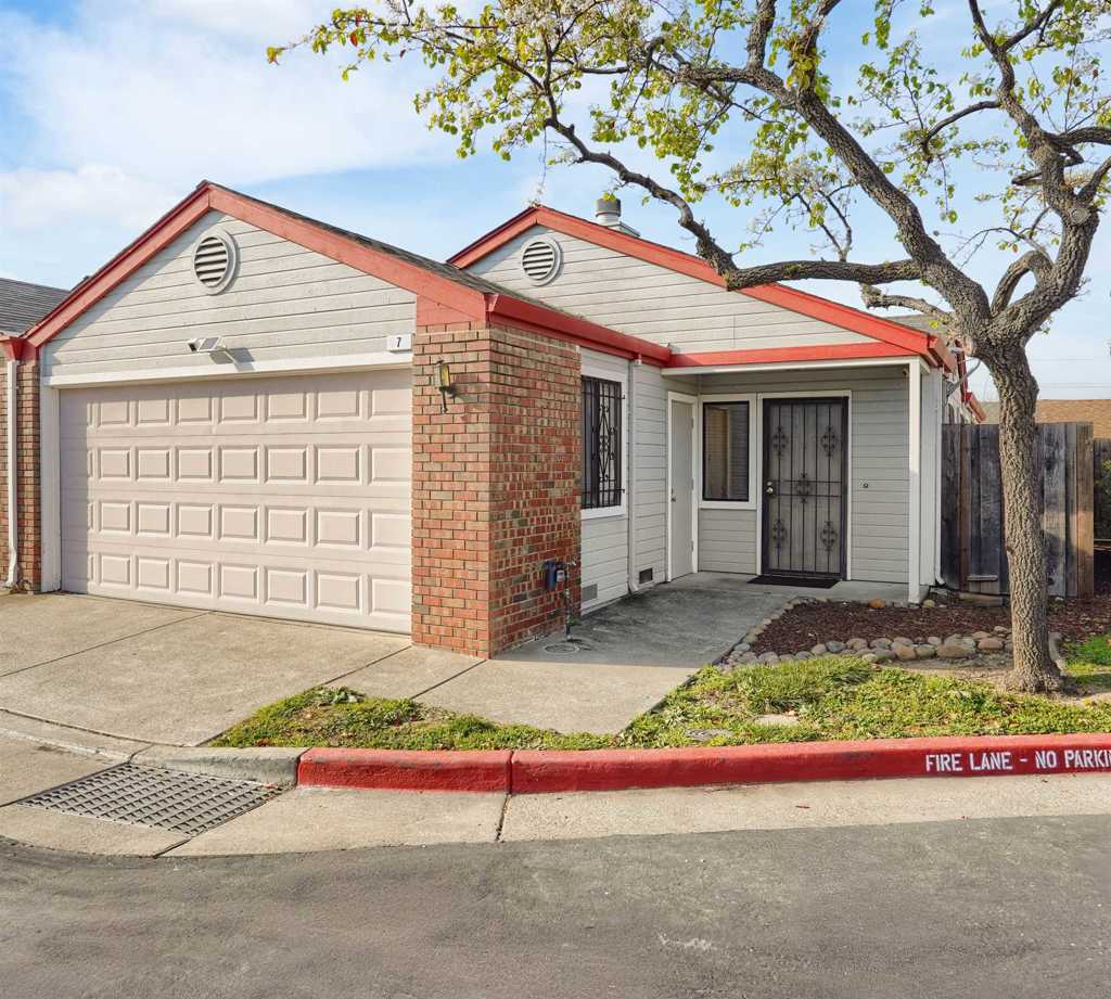 Residential for sale at 7 Town Square Pl, Oakland CA featuring 3 beds and 2 baths