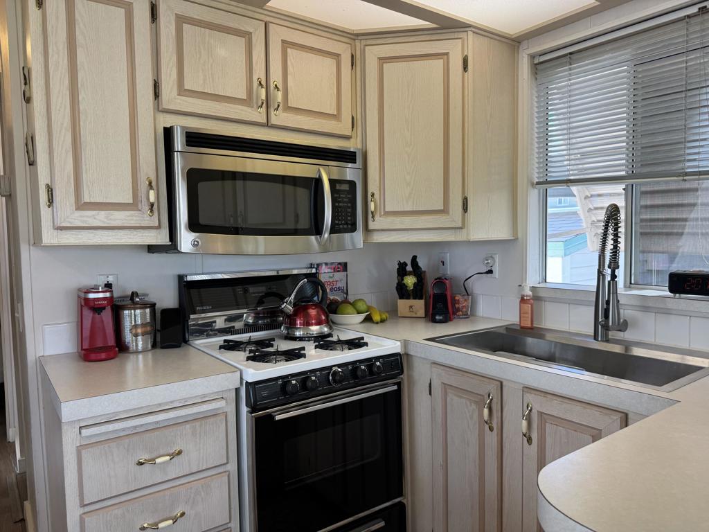 Manufactured In Park for sale at 84136 Avenue 44 274, Indio CA featuring 1 bed and 1 bath