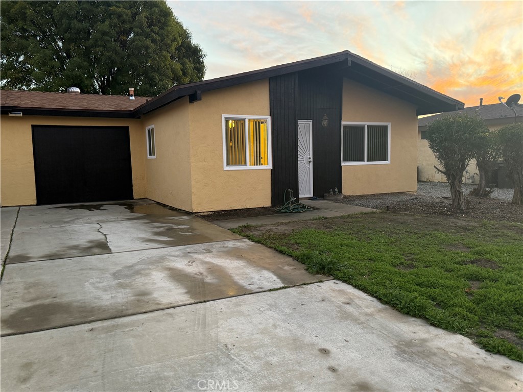 Residential for sale at 2221 San Bernardo, Hemet CA featuring 2 beds and 1 bath