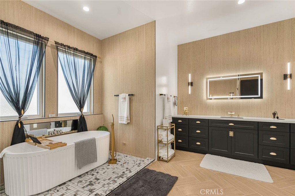 Residential for sale at 4415 Parkview, Lakewood CA featuring 6 beds and 10 baths