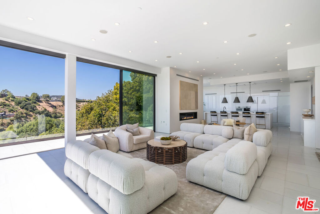 Residential Lease for rent at 9406 Lloydcrest Drive, Beverly Hills CA featuring 5 beds and 9 baths