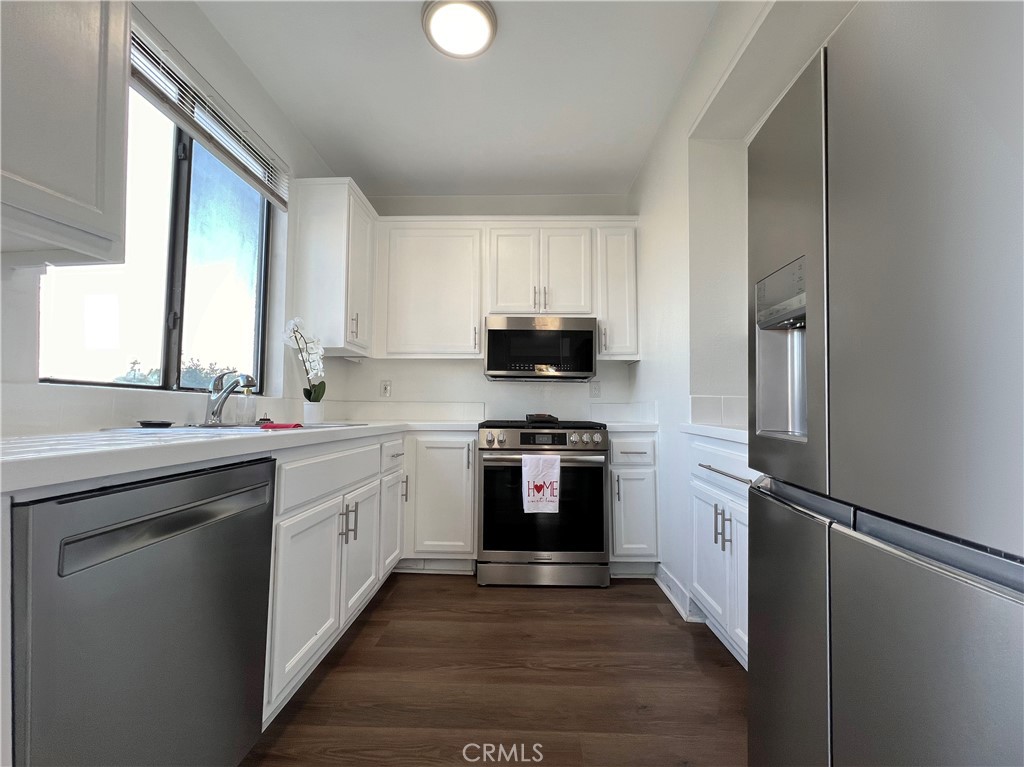 Residential Lease for rent at 555 Maine Avenue 304, Long Beach CA featuring 3 beds and 2 baths