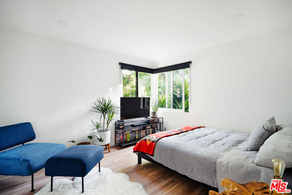 Residential Lease for rent at 25761 Vista Verde Drive, Calabasas CA featuring 5 beds and 3 baths