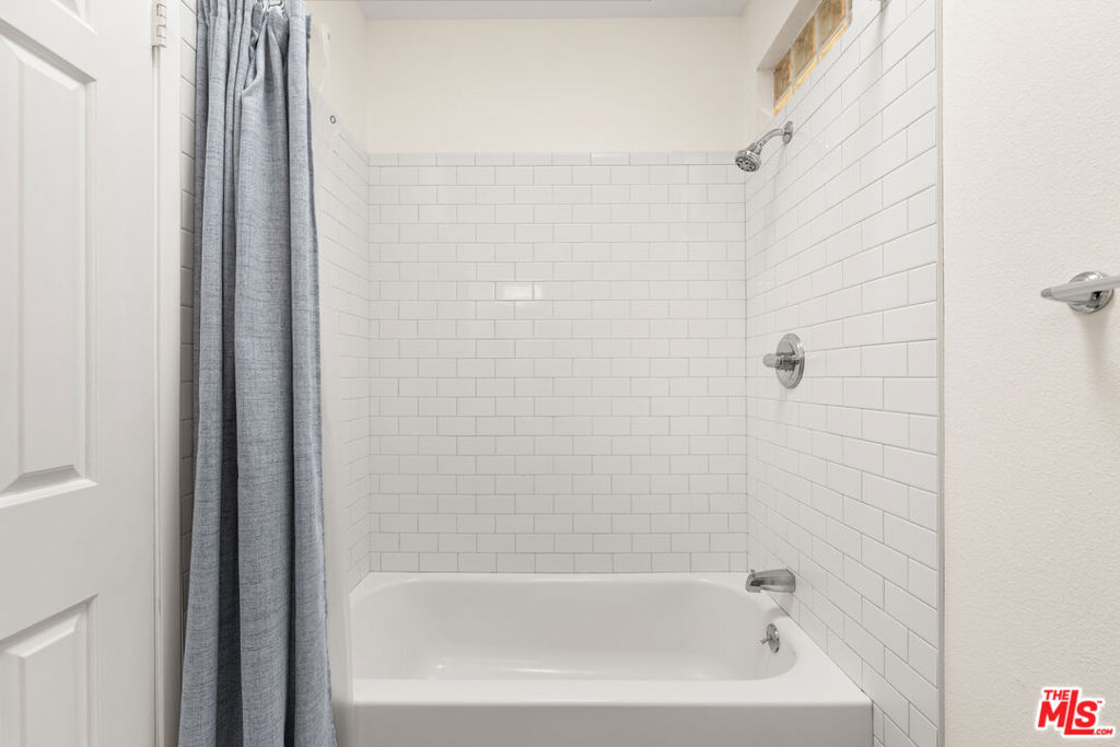 Residential for sale at 938 18th Street 5, Santa Monica CA featuring 2 beds and 3 baths
