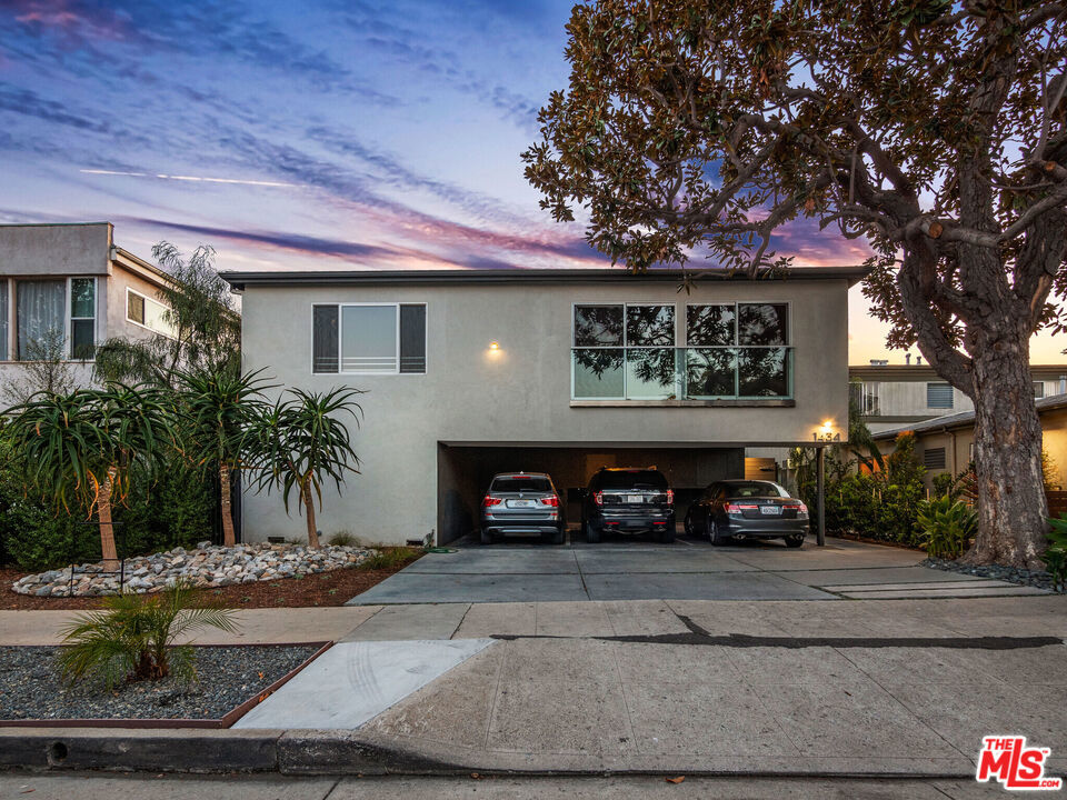 Residential Lease for rent at 1434 10th Street 8, Santa Monica CA featuring 2 beds and 2 baths