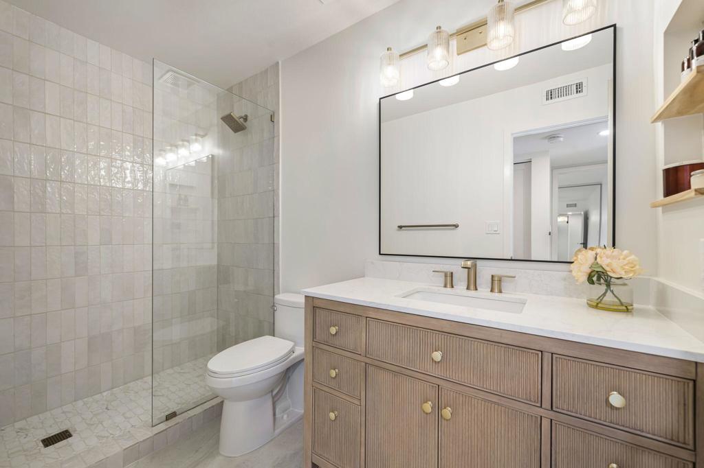 Residential Lease for rent at 179 Gran, Palm Desert CA featuring 2 beds and 2 baths