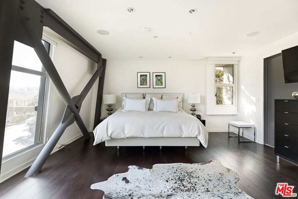 Residential Lease for rent at 1513 9th Street 3, Santa Monica CA featuring 2 beds and 2 baths