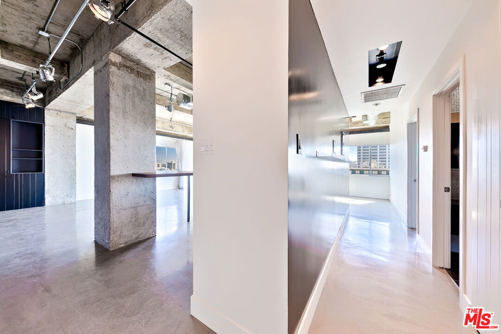 Residential for sale at 101 California Avenue 1006, Santa Monica CA featuring 1 bed and 2 baths