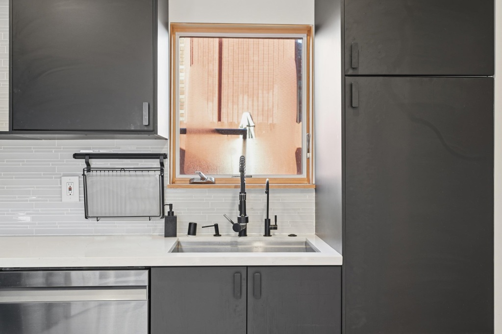 Residential Lease for rent at 820 46th St., Oakland CA featuring 1 bed and 2 baths