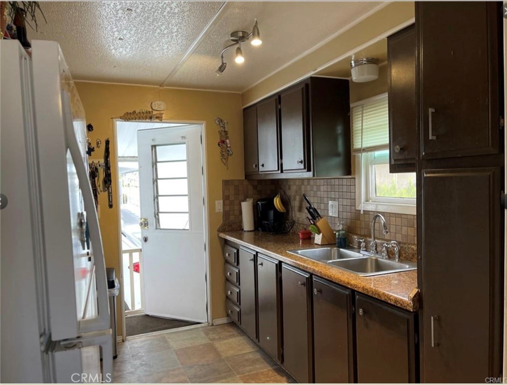 Manufactured In Park for sale at 2205 W Acacia Avenue 85, Hemet CA featuring 2 beds and 1 bath