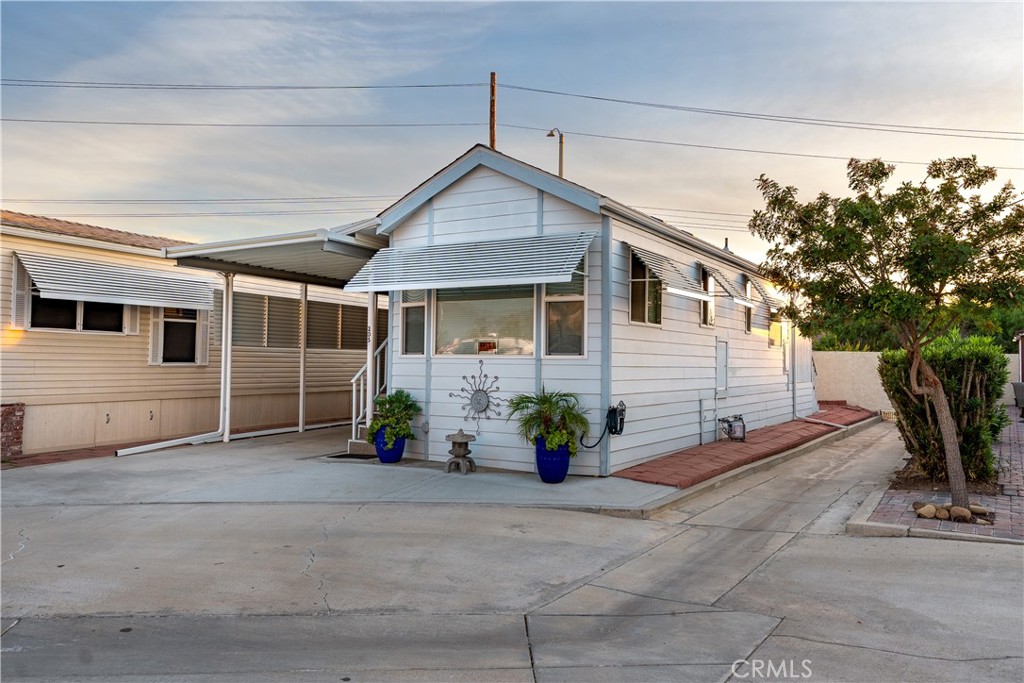 Residential for sale at 1295 205 S Cawston, Hemet CA featuring 1 bed and 1 bath