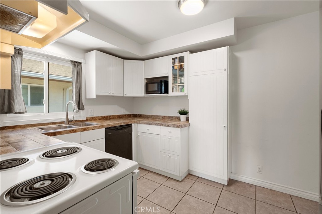 Residential Lease for rent at 1349 Shadow H, Fullerton, Orange County CA featuring 2 beds and 2 baths