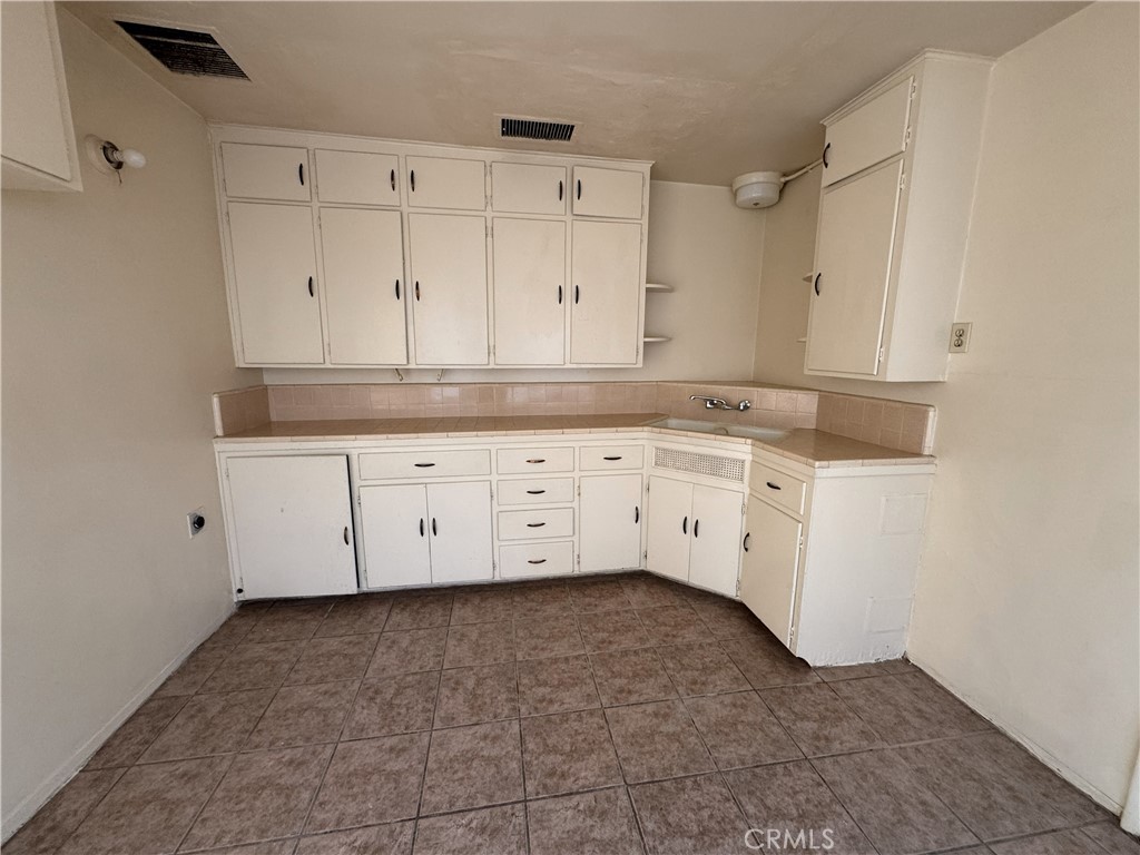 Residential Income for sale at 521 E Williams Street, Barstow CA