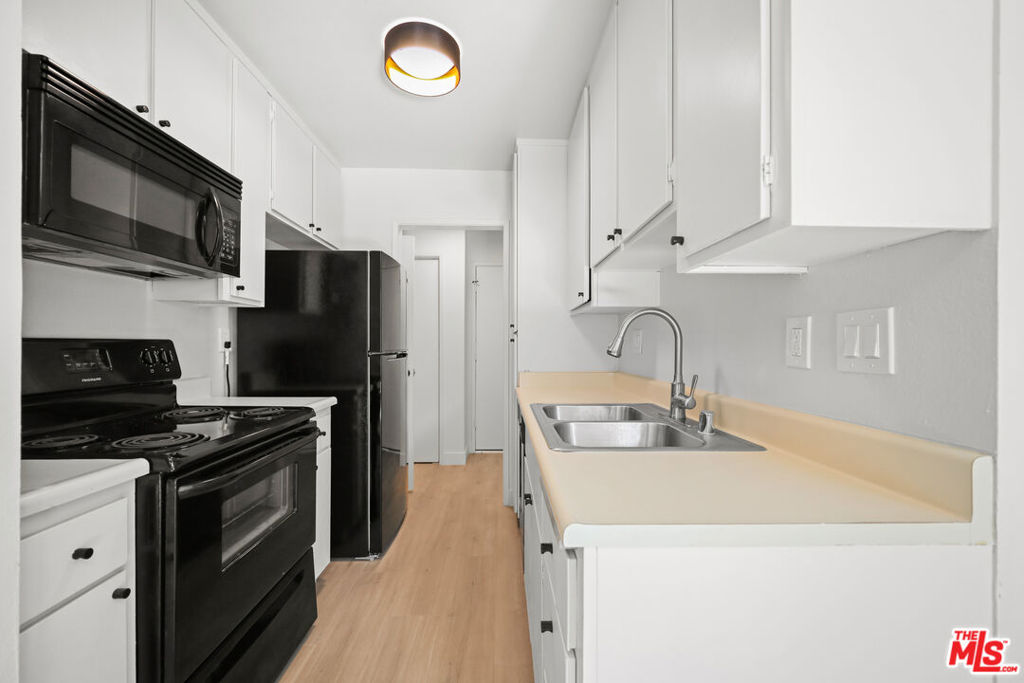 Residential Lease for rent at 1352 S Carmelina Avenue 203, Los Angeles, Los Angeles County CA featuring 1 bed and 1 bath