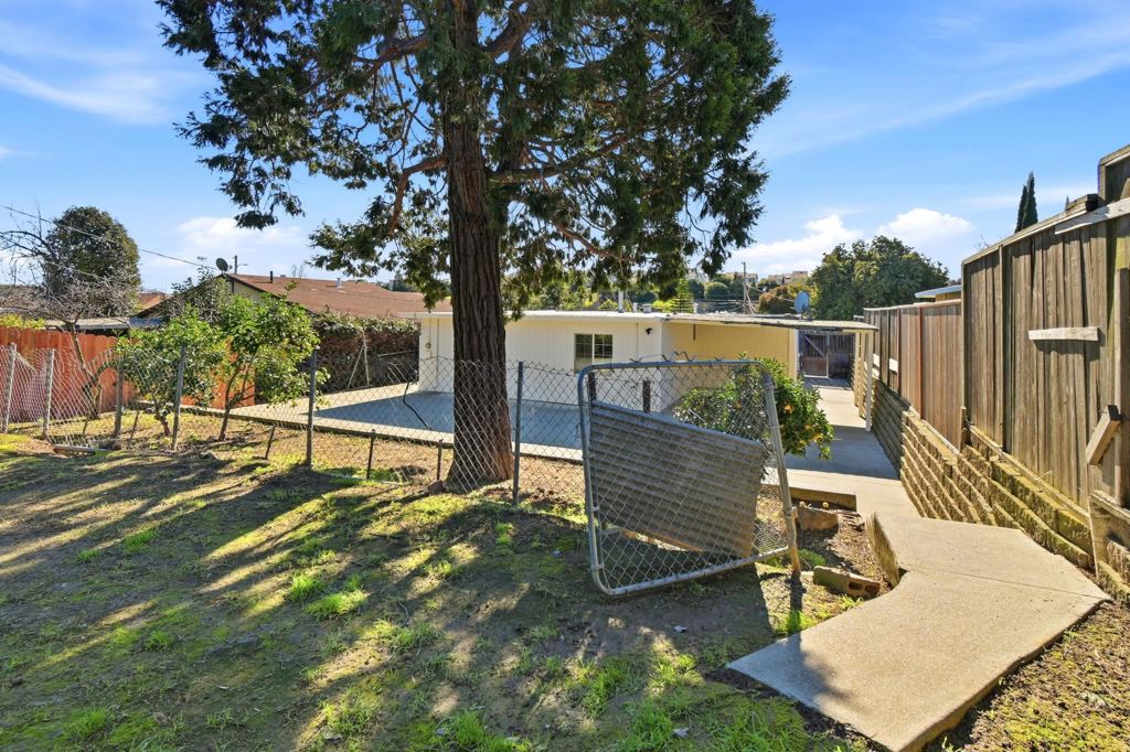 Residential for sale at 426 La Jolla St, Vallejo CA featuring 3 beds and 1 bath