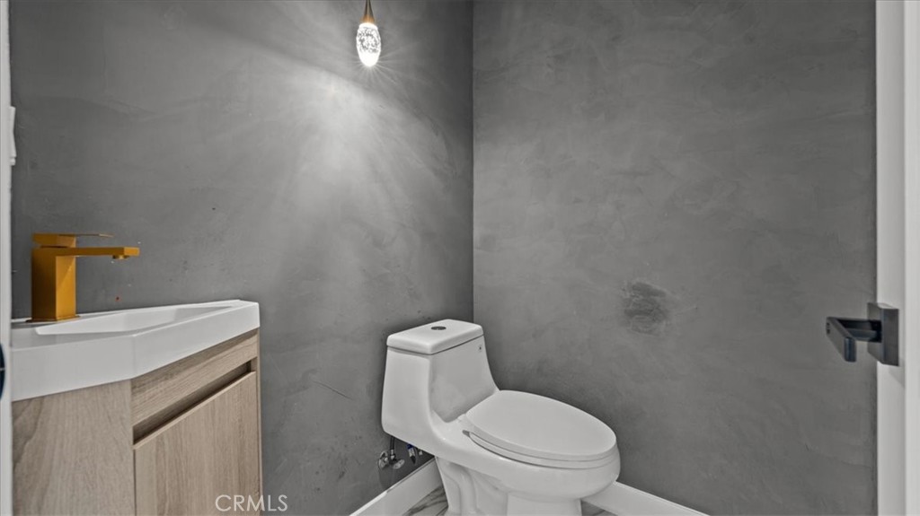 Residential Lease for rent at 4731 W El Segundo, Hawthorne CA featuring 3 beds and 3 baths