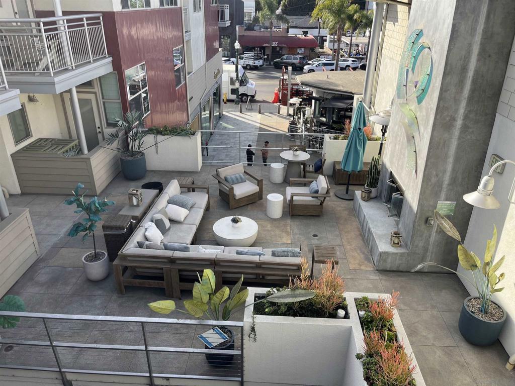 Residential Lease for rent at 687 S Coast Highway #305, Encinitas CA featuring 1 bed and 1 bath