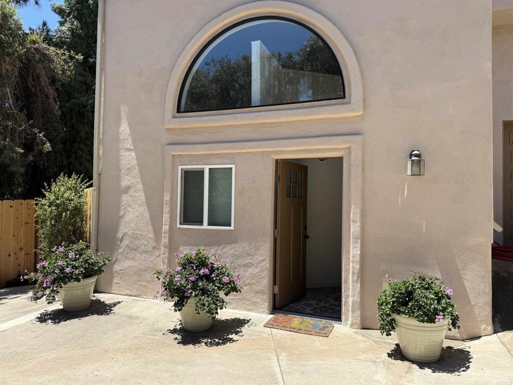 Residential Lease for rent at 2538 1/2 Foothill Drive B, Vista CA featuring 1 bed and 1 bath