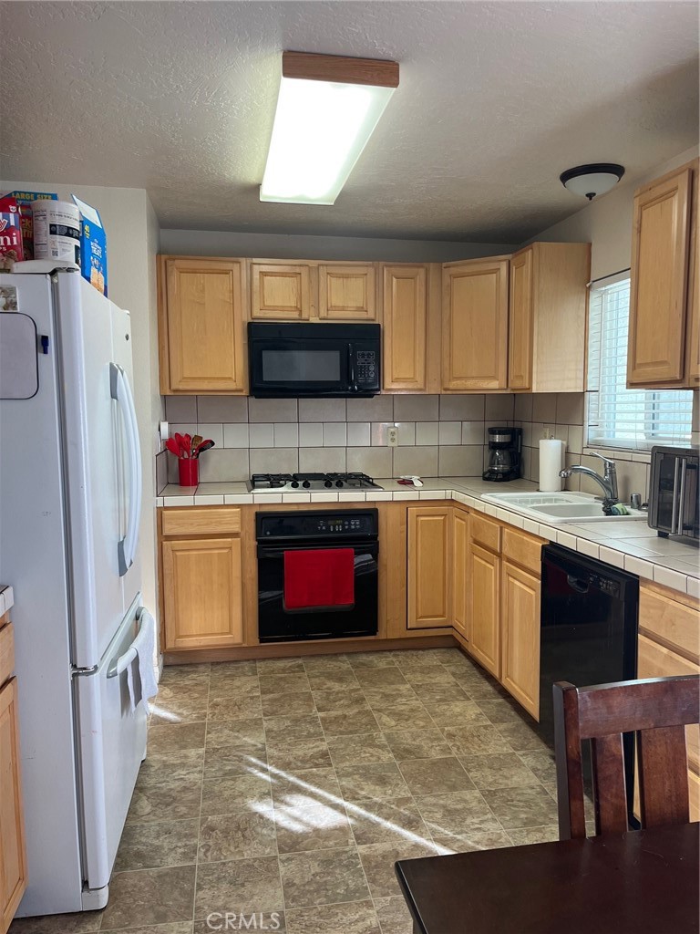 Residential for sale at 14585 Mauna Loa, Hesperia CA featuring 3 beds and 2 baths