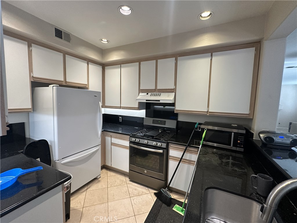 Residential for sale at 2 Promontory, Aliso Viejo CA featuring 2 beds and 2 baths