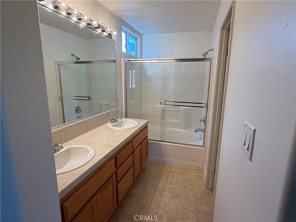 Residential Lease for rent at 10918 Thunder Falls Avenue, Bakersfield CA featuring 3 beds and 2 baths