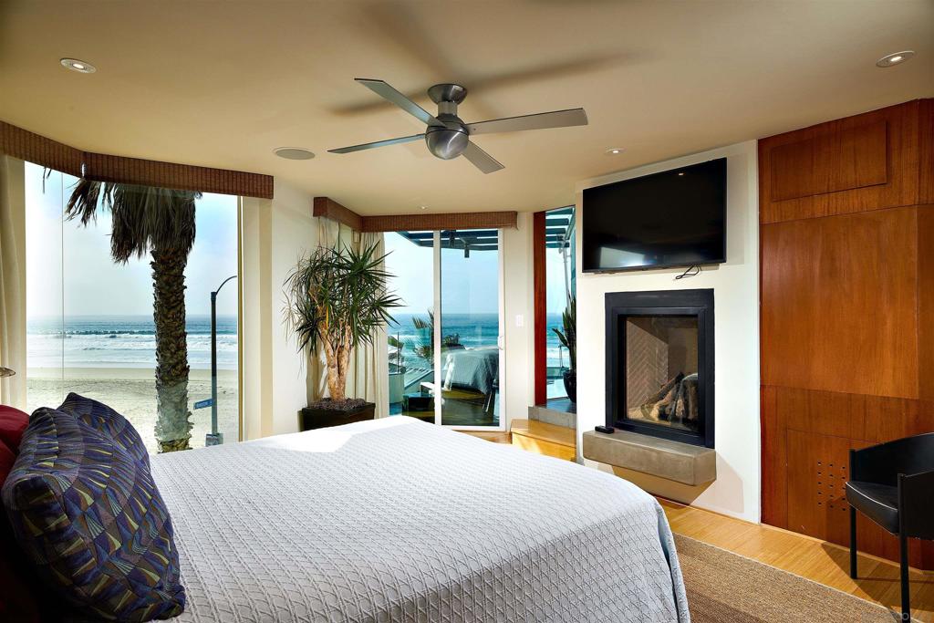 Residential Lease for rent at 3377 Ocean Front Walk, San Diego CA featuring 2 beds and 3 baths