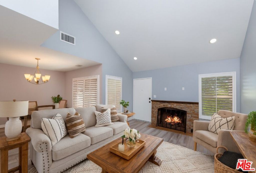 Residential for sale at 1017 Via Colinas, Thousand Oaks CA featuring 3 beds and 3 baths