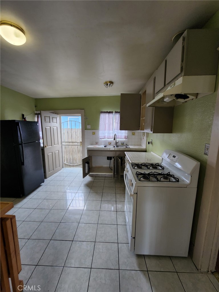 Residential for sale at 3771 S Catalina, Los Angeles CA featuring 3 beds and 2 baths