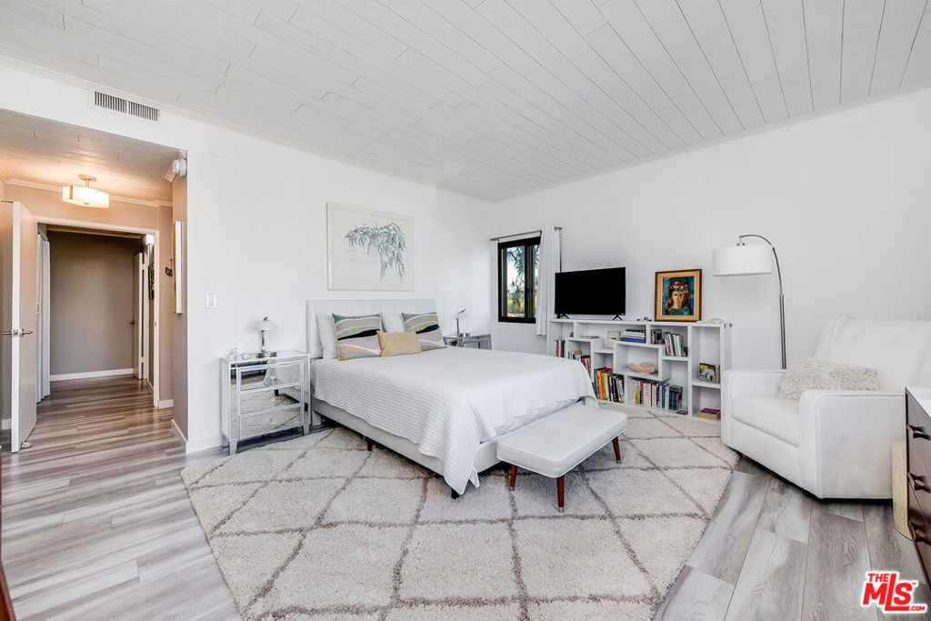 Residential for sale at 647 Wilcox Avenue 3G, Los Angeles CA featuring 1 bed and 2 baths