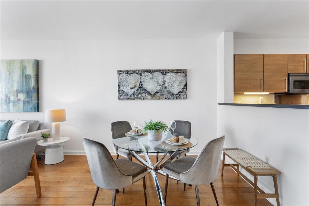 Residential for sale at 200 2nd St 503, Oakland CA featuring 1 bed and 1 bath