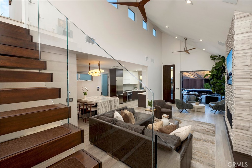 Single Family Residence for sale at 29 W Neapolitan, Long Beach, CA featuring 3 beds and 2 baths