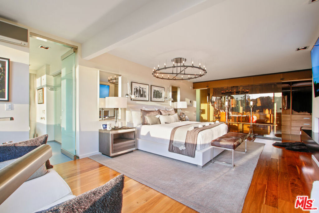 Residential Lease for rent at 9416 Beverly Crest Dr, Beverly Hills CA featuring 5 beds and 4 baths