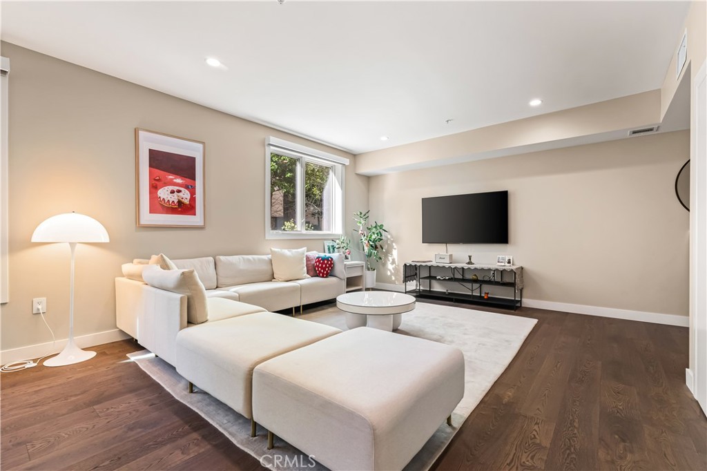 Residential for sale at 39 S Los Robles Avenue 3001, Pasadena CA featuring 1 bed and 1 bath