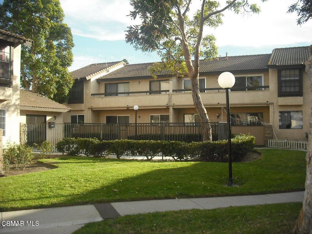 Residential Lease for rent at 194 Fashion Park Place, Oxnard CA featuring 2 beds and 2 baths