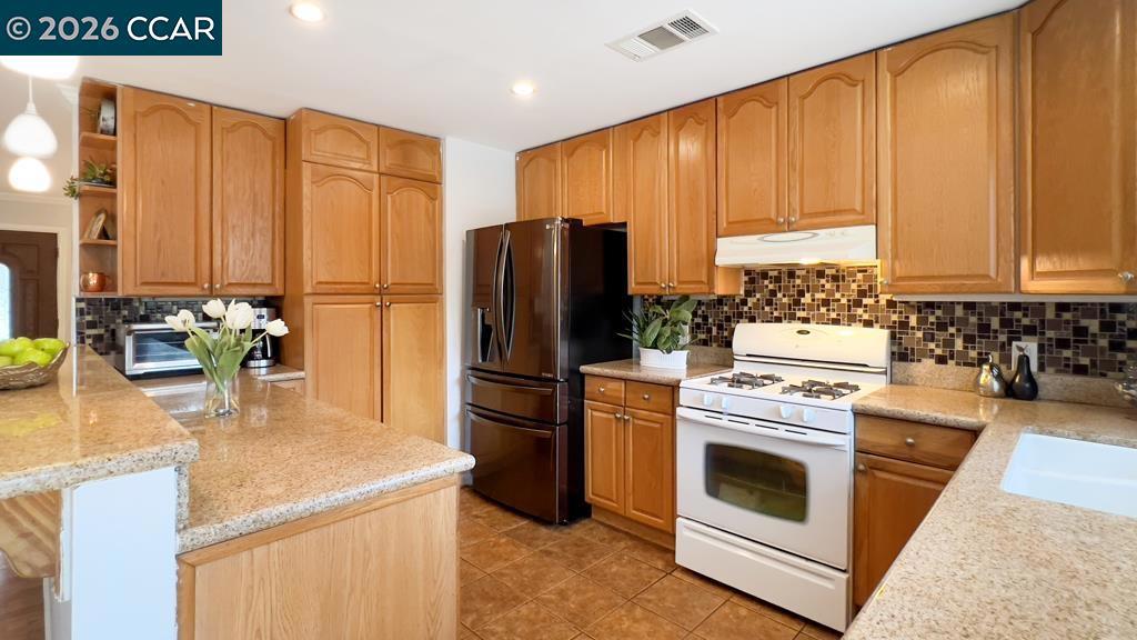 Residential for sale at 909 Santa Lucia Dr, Pleasant Hill CA featuring 5 beds and 3 baths