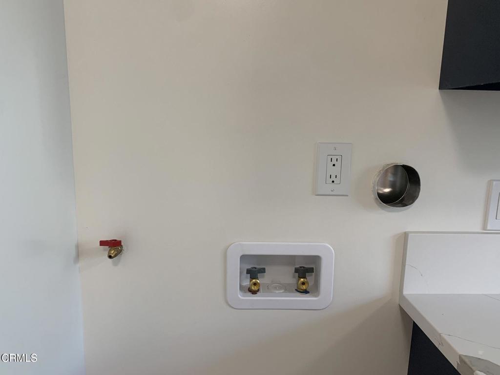 Residential Lease for rent at 5663 Fountain Avenue 1, Los Angeles, Los Angeles County CA featuring 2 beds and 1 bath