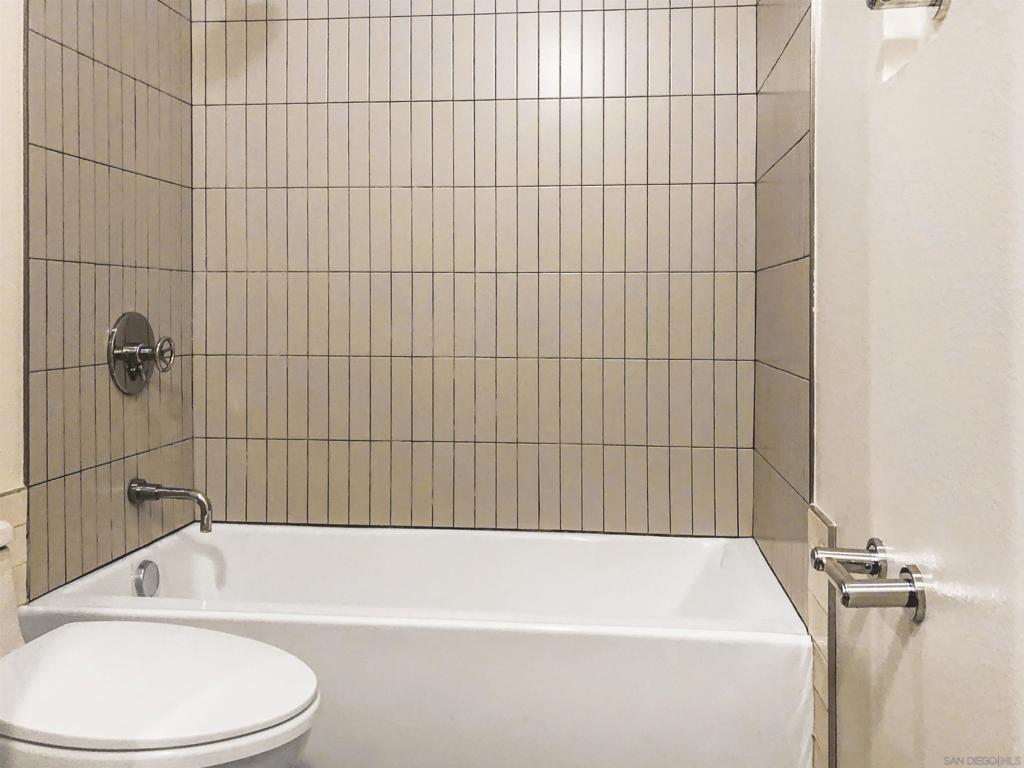 Residential Lease for rent at 1944 State St 1, San Diego CA featuring 2 beds and 1 bath