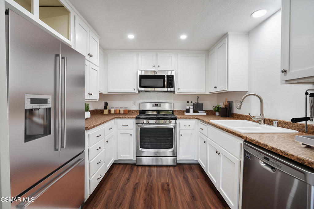 Residential Lease for rent at 1766 Avenida De Las Flores, Thousand Oaks CA featuring 2 beds and 2 baths