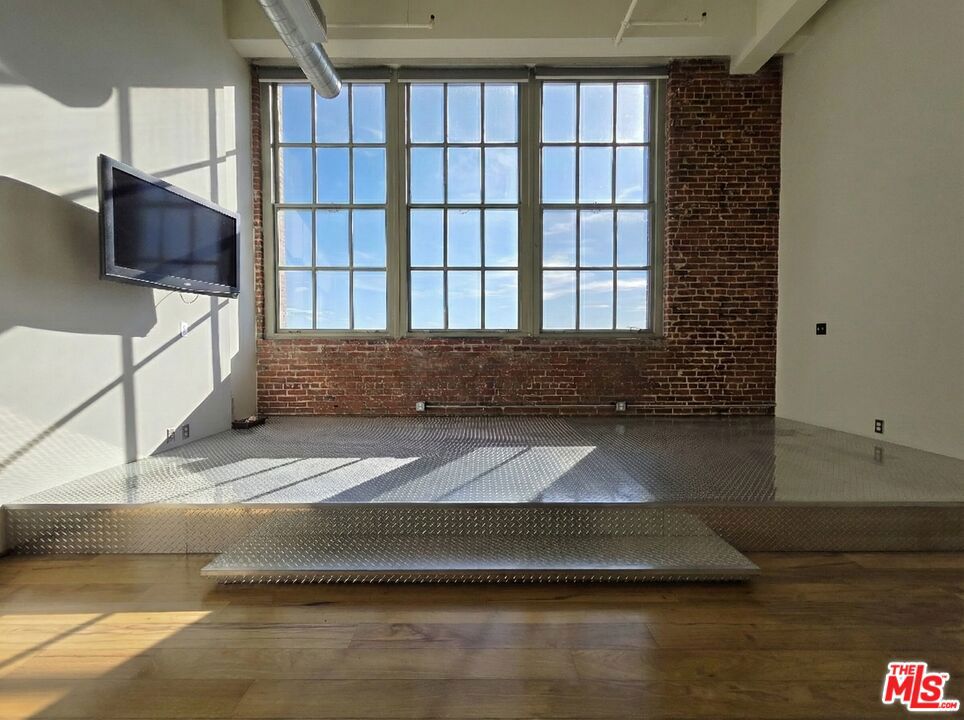 Residential for sale at 1850 Industrial Street 610, Los Angeles CA featuring 1 bed and 1 bath