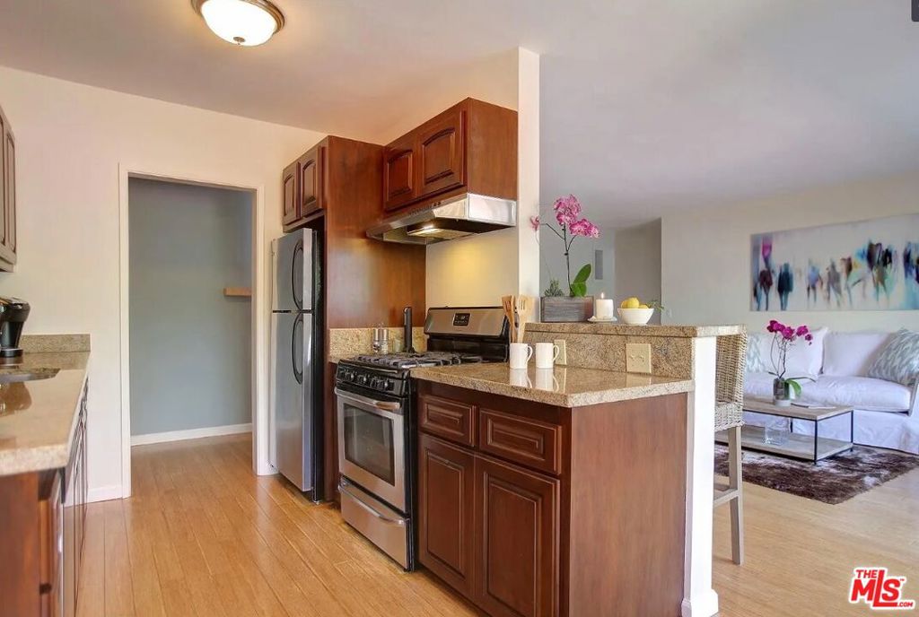 Residential Lease for rent at 852 17th Street 3, Santa Monica, Los Angeles County CA featuring 3 beds and 2 baths