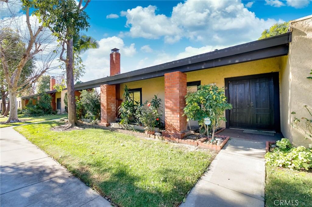 Residential for sale at 1709 Park Glen Circle D, Santa Ana CA featuring 3 beds and 2 baths