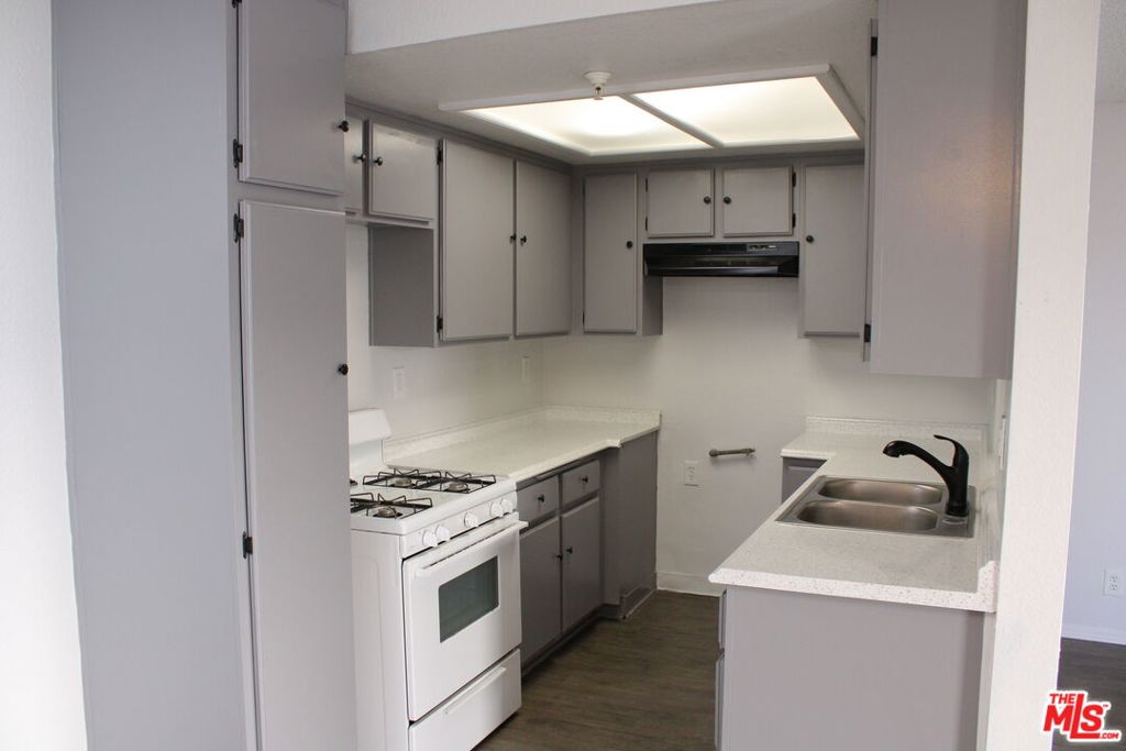 Residential Lease for rent at 12100 Birch Avenue 4, Hawthorne CA featuring 1 bed and 1 bath
