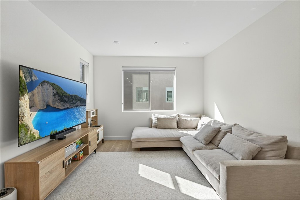 Residential for sale at 1572 Lima Way 6, Placentia CA featuring 2 beds and 3 baths