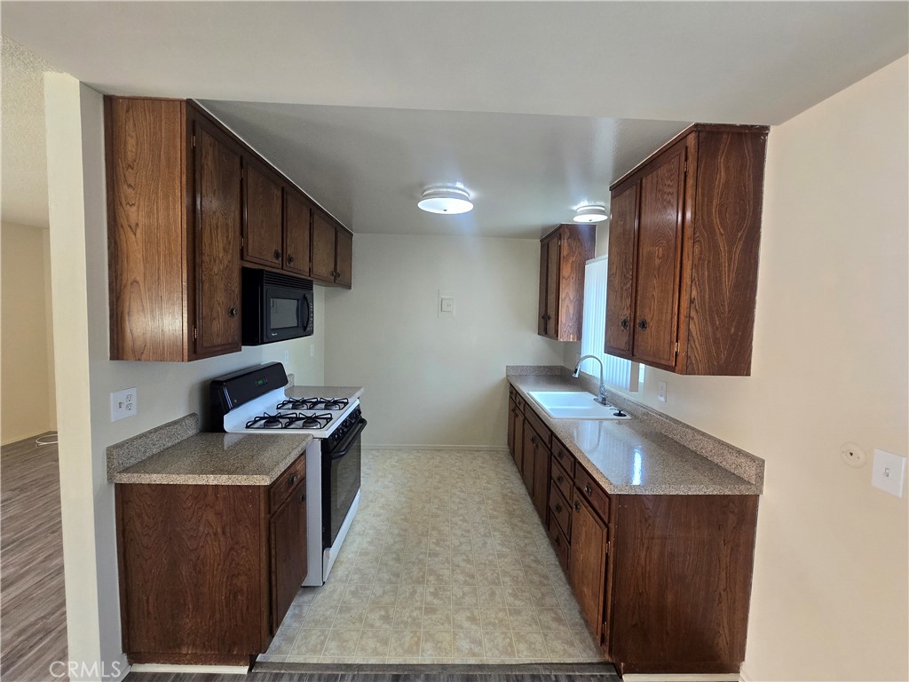 Residential Lease for rent at 359 Woodland, Costa Mesa CA featuring 2 beds and 1 bath