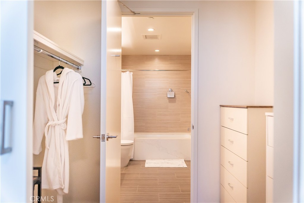 Residential for sale at 877 Francisco 1801, Los Angeles CA featuring 1 bed and 2 baths